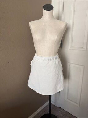 Sporty White tennis skirt with built in shorts